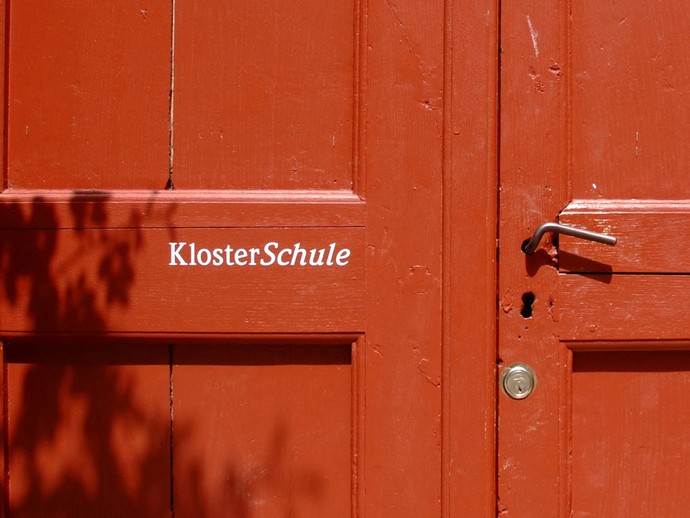 rote tür (default alt-text) (vergrößerte Bildansicht wird geöffnet)