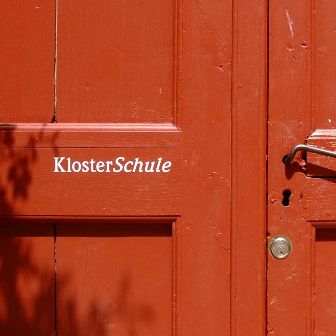 rote tür (default alt-text) (vergrößerte Bildansicht wird geöffnet)